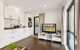 Modern 1 Bed Smart Flat In Upper Hutt With Full Kitchen, Parking - 5 Minutes To Brewtown